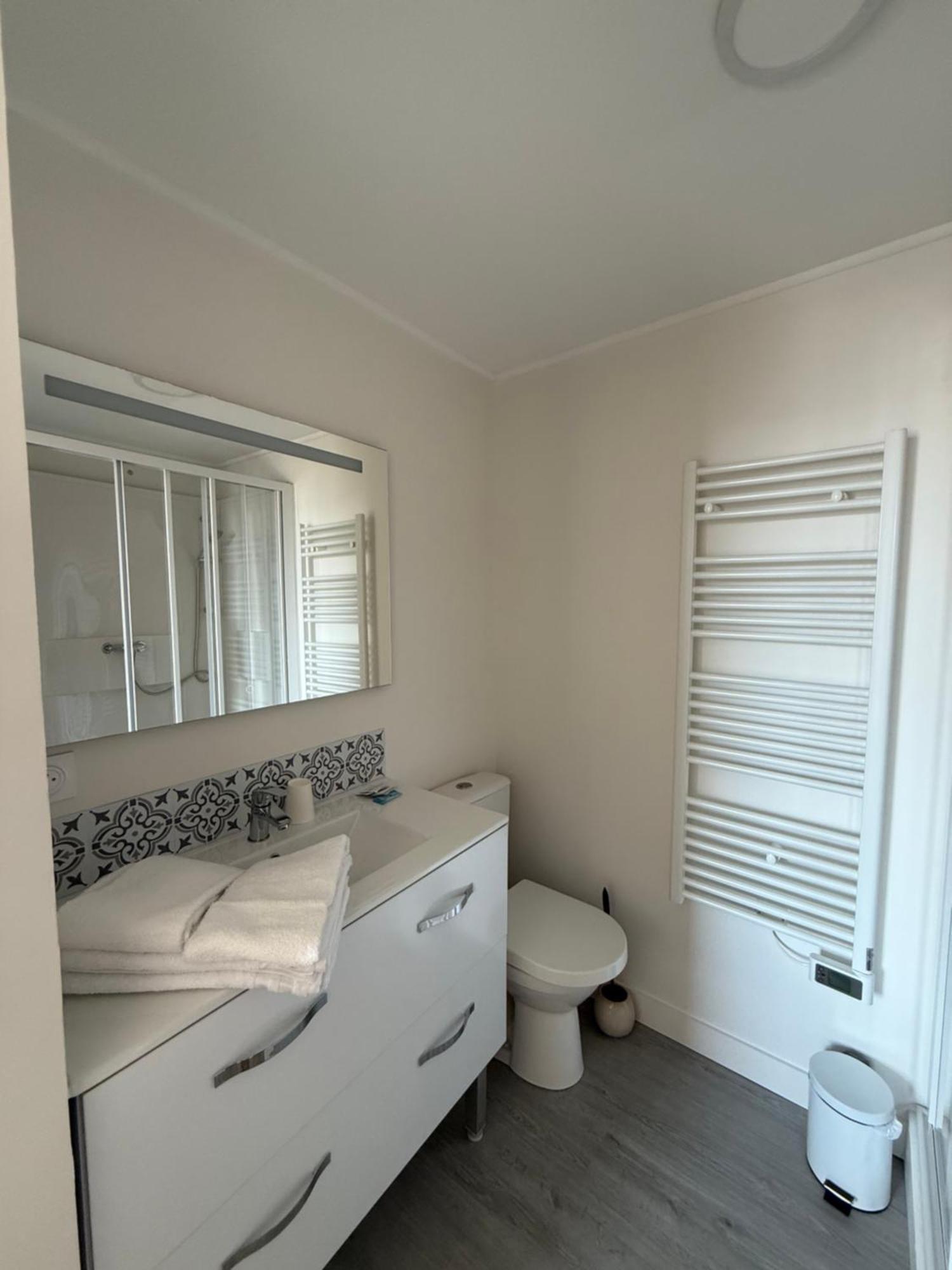 Hotel De La 3*